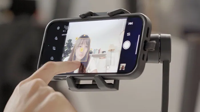 ProArt Gimbal手機三軸穩定器業界獨創跨平台追蹤，再也不用限制在APP使用。貝殼放大提供