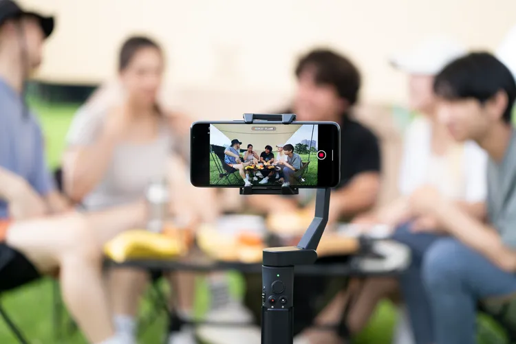 ProArt Gimbal內建由華碩研發的ASUS SHOT APP，採用AI追蹤，業界獨創自訂C位、跨平台追蹤功能，成就更加直覺好用的手機三軸穩定器