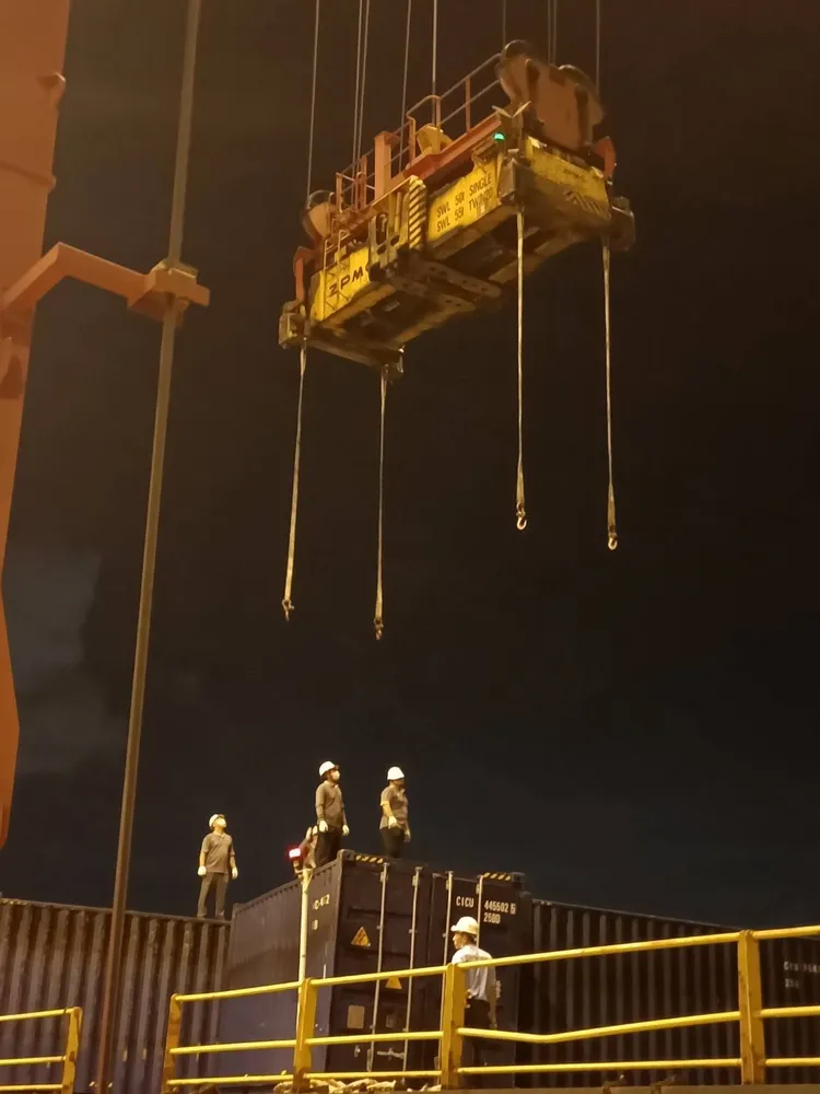 漂流貨櫃集中運至高雄櫃場放置。翻攝畫面