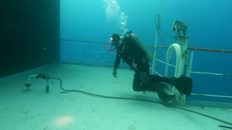 潛水團隊今日上午下水勘查天使輪狀況。翻攝畫面