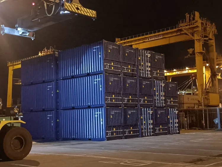 漂流貨櫃集中運至高雄櫃場放置。翻攝畫面