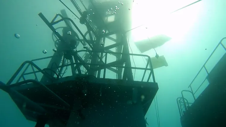 潛水團隊今日上午下水勘查天使輪狀況。翻攝畫面