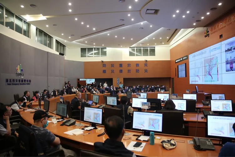 北市災害防救辦公室中午簡報說明最新卡努動態。北市府提供