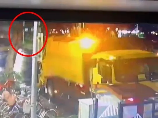 空服員穿越馬路。翻攝畫面