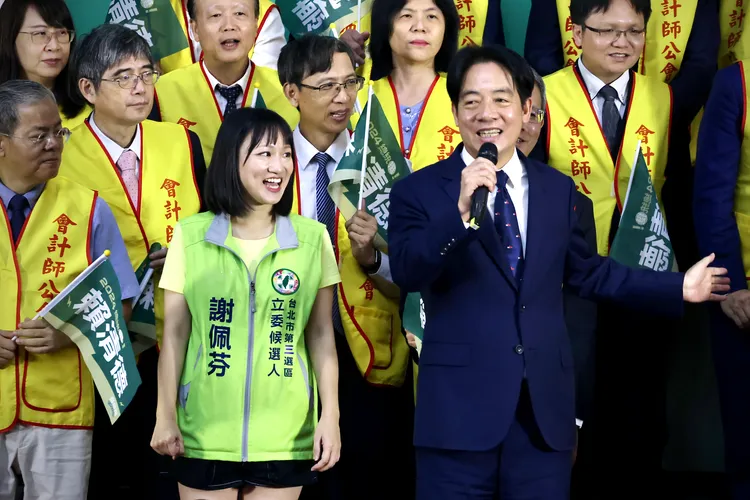 賴清德與同黨立委參選人謝佩芬（左）。林林攝