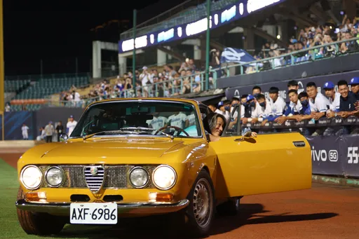 「韓哥」來了!駕《玩命關頭》這輛炫車進場 穿8號球衣開出好球