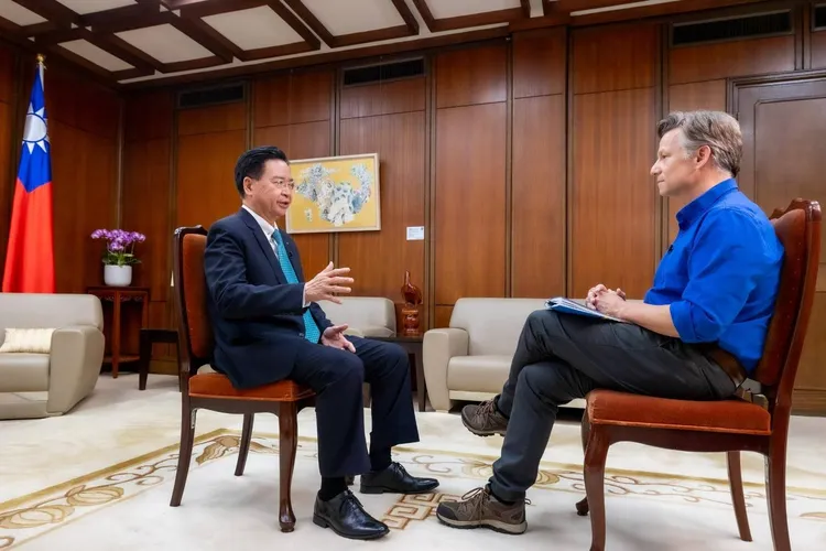 吳釗燮接受美國家廣播公司新聞網海外特派員Richard Engel專訪。外交部提供