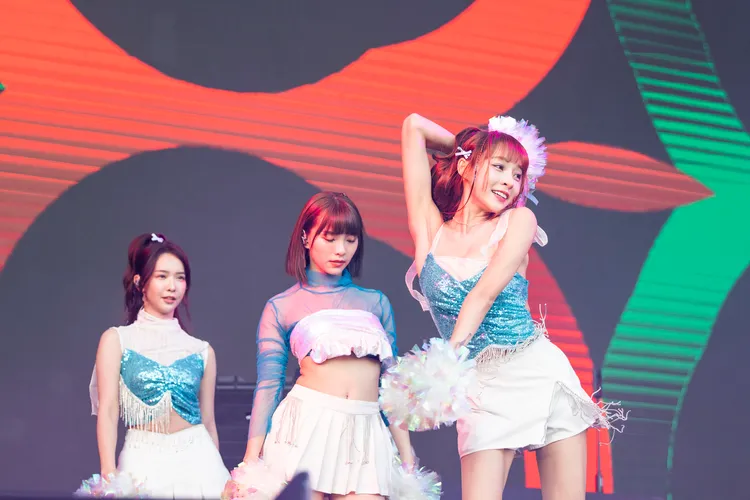 職棒啦啦隊女神林襄、李芷霖、張雅涵，在舞台上魅力四射。寬寬整合行銷提供