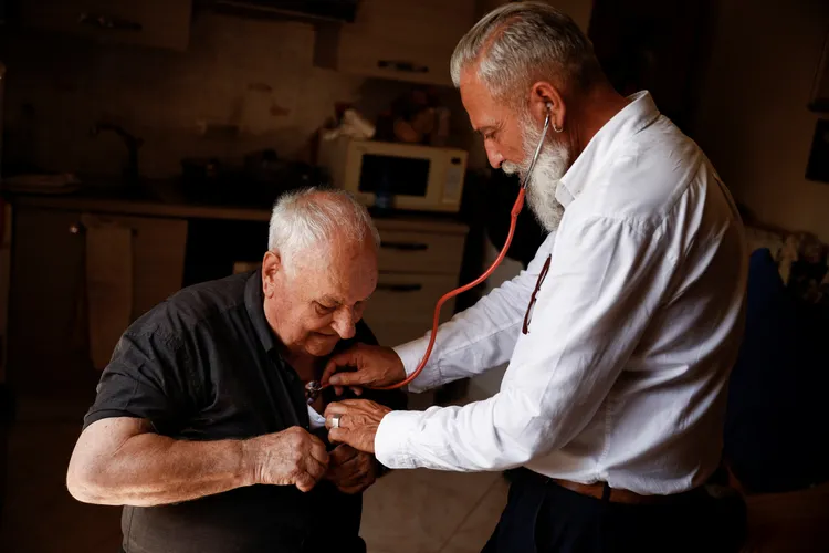 義大利醫療人員到老者家中檢查他們在熱浪中的身體狀況。路透社