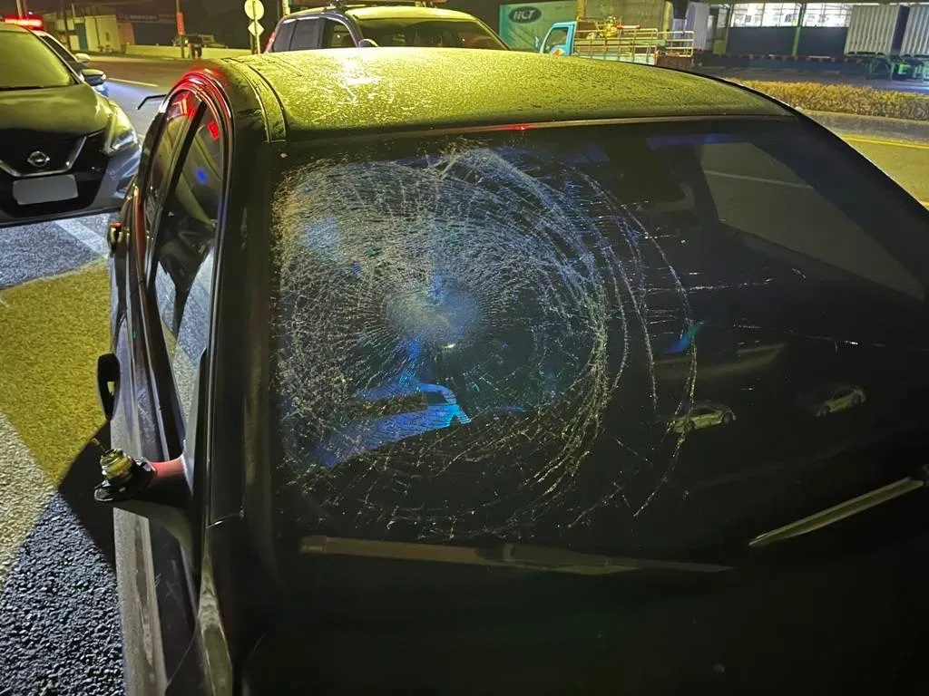 王姓男大生的BMW轿车前挡风玻璃碎裂。资料照片