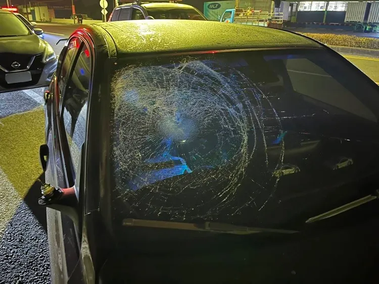 王姓男大生的BMW轎車前擋風玻璃碎裂。資料照片