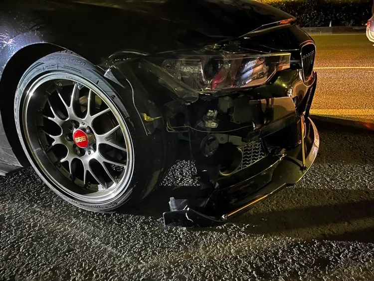 王姓男大生當時約以時速90公里的車速撞上李男，BMW轎車右車頭受損嚴重。資料照片