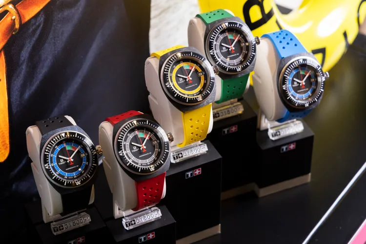 新款Sideral系列腕錶配置具備快拆功能的多彩橡膠錶帶。品牌提供