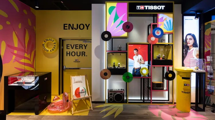 為呼應Sideral系列的繽紛主題，天梭表特引入搶眼色彩，重新為台北101專賣店營造出獨具特色的夏日風情。品牌提供