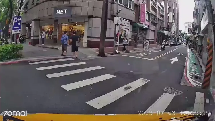 到2名男子從斑馬線上離開走回人行道，汽車已停等逾40秒。翻攝自臉書「爆廢公社二館」