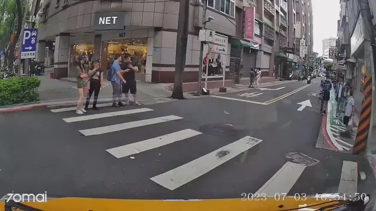 翻攝自臉書「爆廢公社二館」