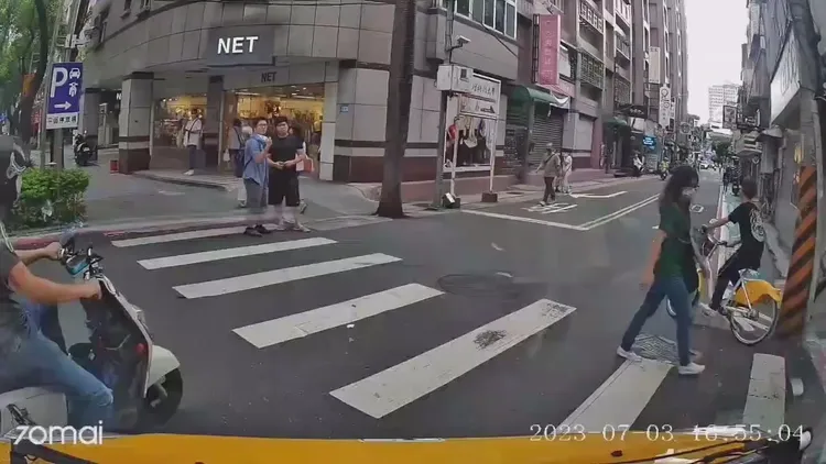 翻攝自臉書「爆廢公社二館」