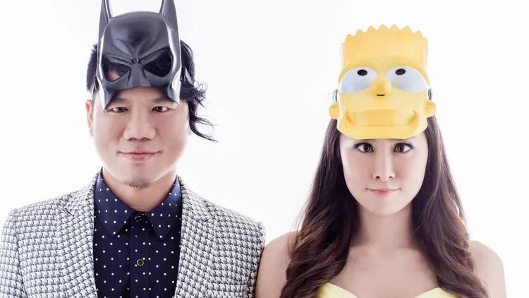 張棋惠（右）請老公黃冠龍在她的MV裡客串一角。海洛音樂提供