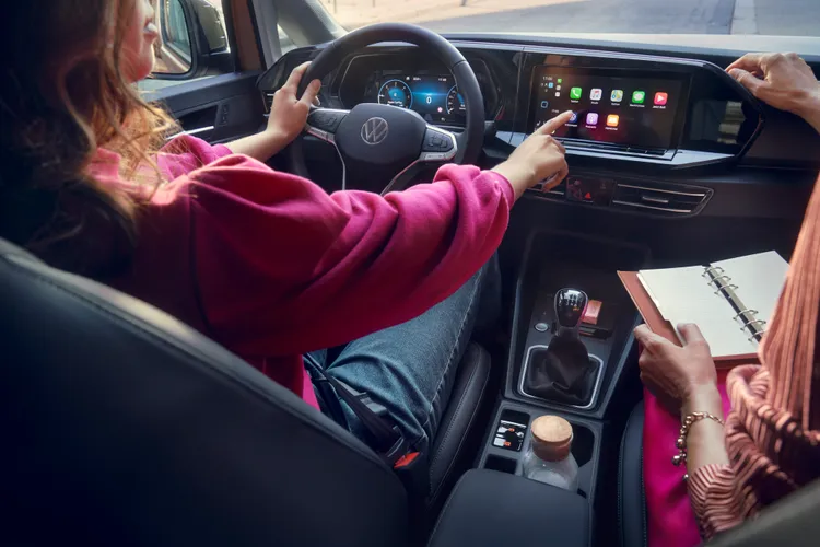 內裝以數位觸控介面及彈性機能空間，結合鋼琴烤漆飾板的Digital Cockpit全邏輯數位儀表，大幅提升車內科技質感。業者提供