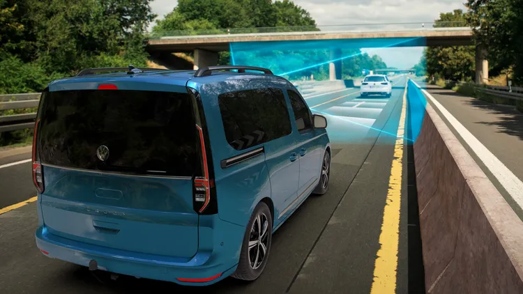 Caddy California搭載全速域ACC主動車距調節巡航系統與Lane Assist車道維持與偏移警示、主動式車道修正輔助系統，及Travel Assist智慧車陣穿梭系統。業者提供