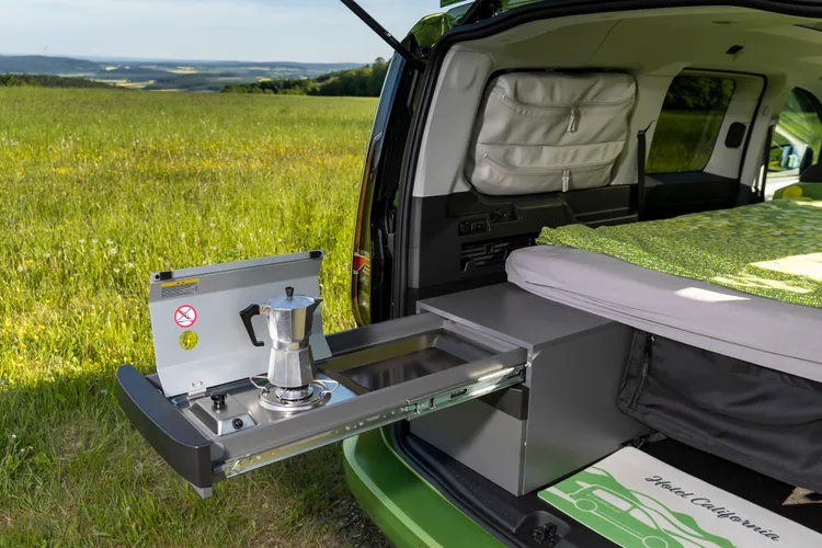 Caddy California具備行動迷你廚房「隱藏式流理台」，包含單爐烹飪瓦斯爐及餐具置放儲物區。業者提供