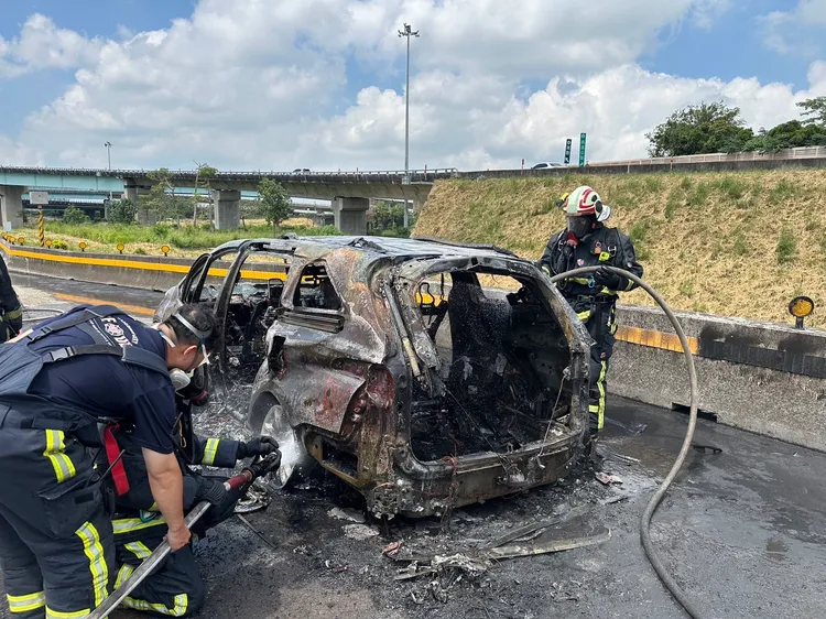 休旅車被燒成只剩骨架。民眾提供