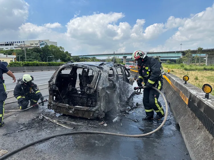 休旅車被燒成骨架，車內8人及時逃命。民眾提供
