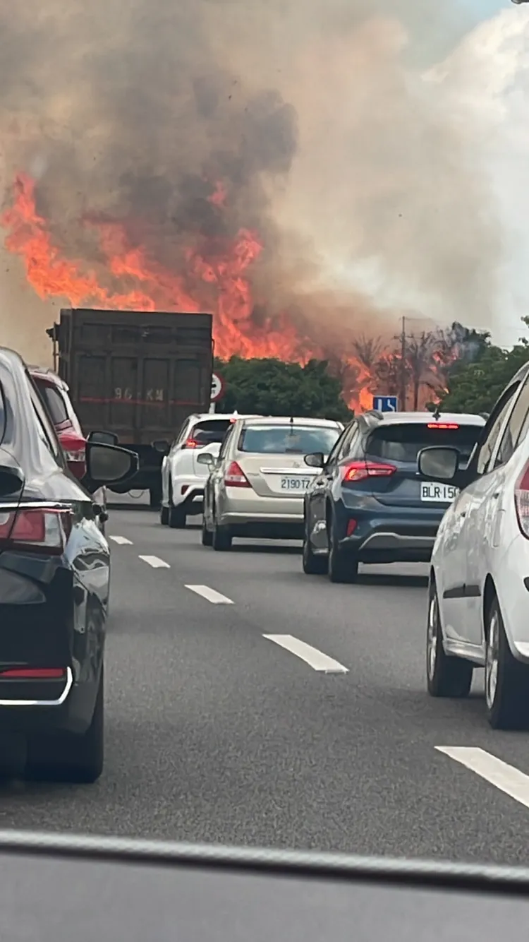 國道台中后里南下路段上午邊坡起火，火勢猛烈。翻攝記者爆料網