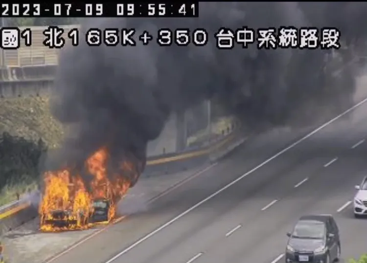 休旅車被大火吞噬。翻攝畫面