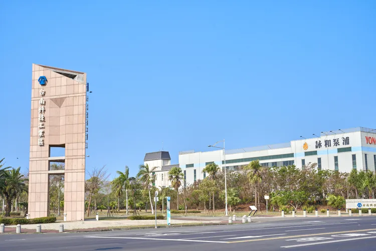 「清景麟美學」至南科工業區、新吉及七股工業區等，僅10分鐘車程。清景麟提供