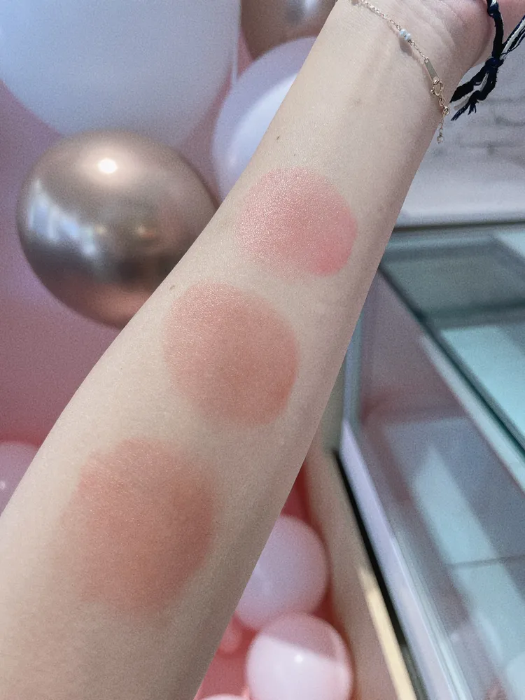 激情過後腮紅露試色，（上至下）#Orgasm、#Dolce Vita、#Behave。張家玲攝