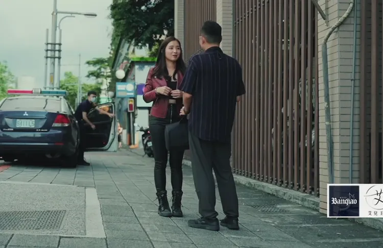 艾兒把鉅額款項交付車手。翻攝畫面