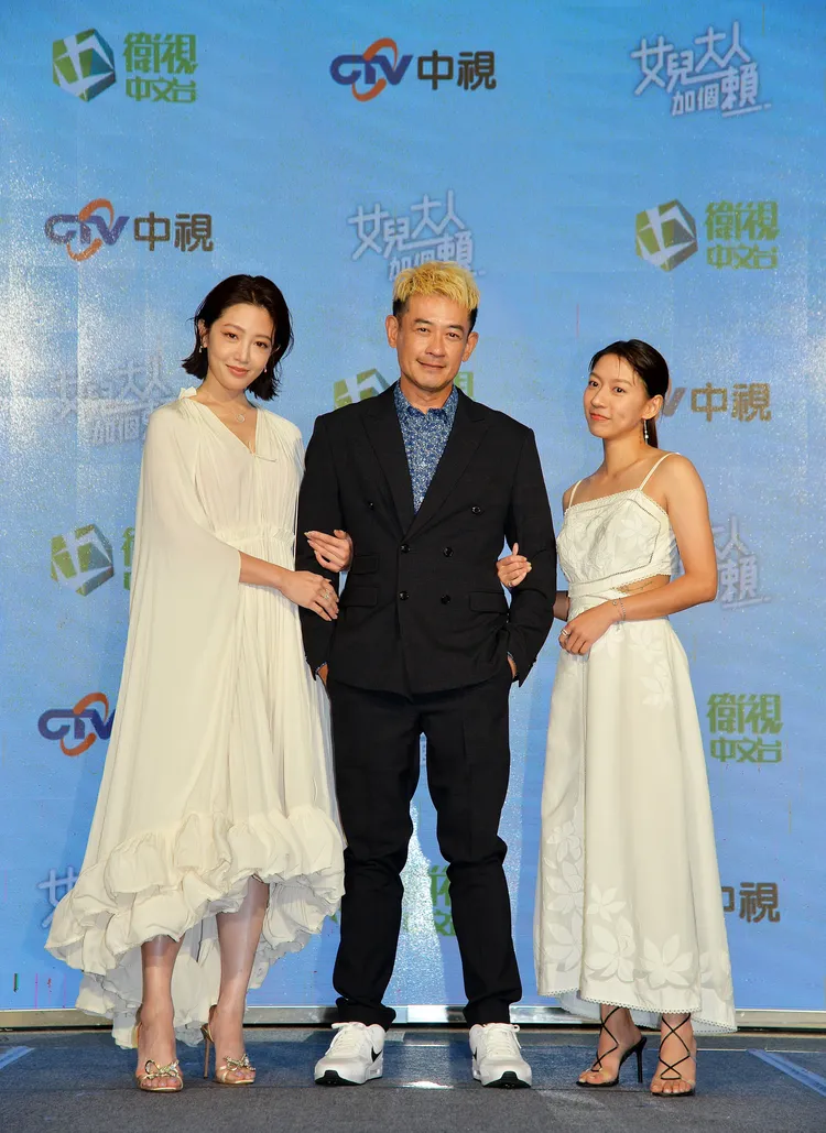 柯叔元(中)和劇中女兒黃薇渟(左)、陳妤互動有笑有淚。衛視原創提供