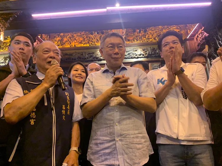 柯文哲與邱臣遠等人今天前往南山福德宮參拜。江孟謙攝