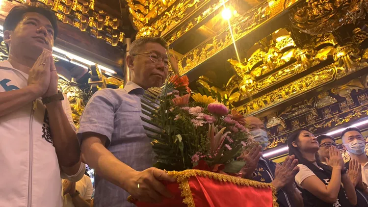 柯文哲今天前往南山福德宮參拜。江孟謙攝