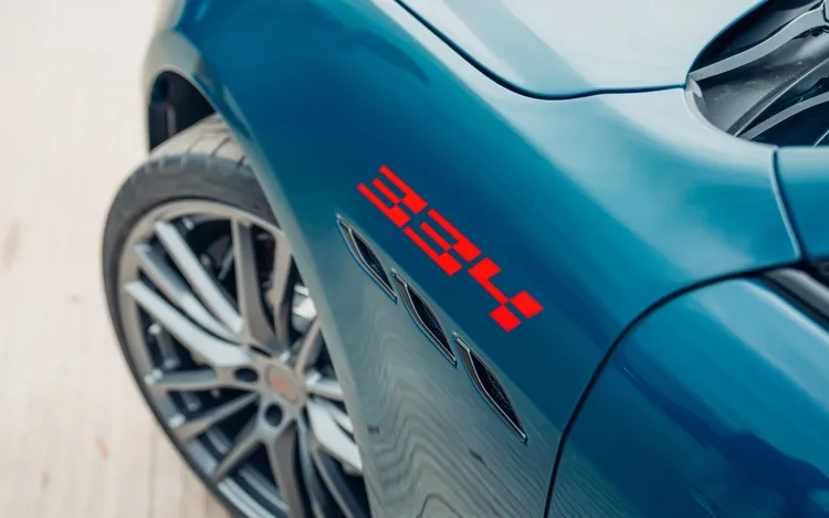 Maserati Ghibli 「334」 Ultima數字代表其最高時速，其是目前世界上極速最快的內燃機引擎轎跑車型。原廠照片