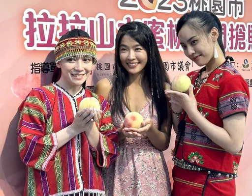 拉拉山水蜜桃正當時!小嫻偕水蜜桃公主直播促銷 家樂福也買得到