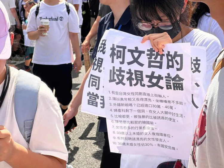 女學生在凱道活動上舉標語。讀者提供