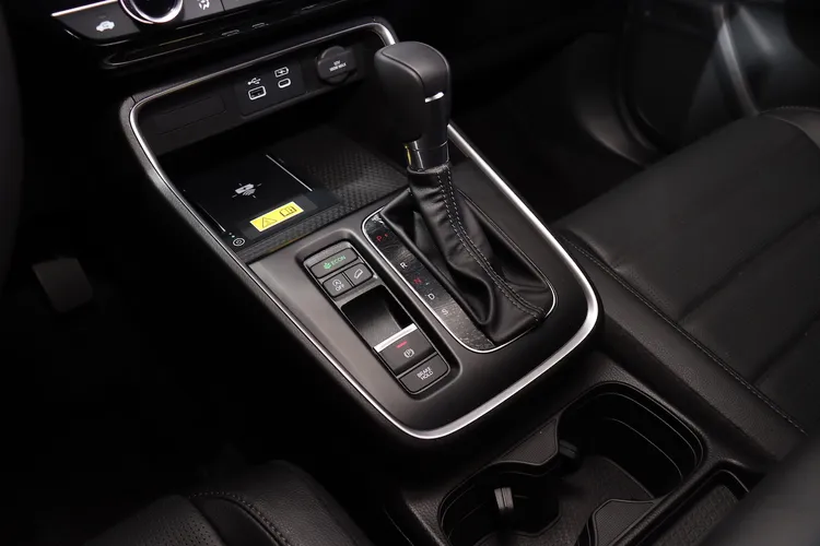 排檔座前方附有無電充電面板，並新增HDC陡坡緩降控制系統。林浩昇攝