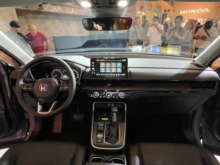 與Civic採用相同設計手法的中控台，同樣融入了蜂巢狀空調出風口設計，高階車款配上10.2吋液晶儀表、BOSE音響。林浩昇攝