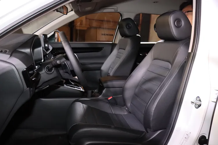 S及Prestige車型車內均採用皮質包覆座椅，受惠軸距拉長40mm，車內空間也因此更為寬敞。林浩昇攝