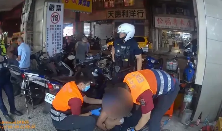 救護人員到場將他送醫。翻攝畫面