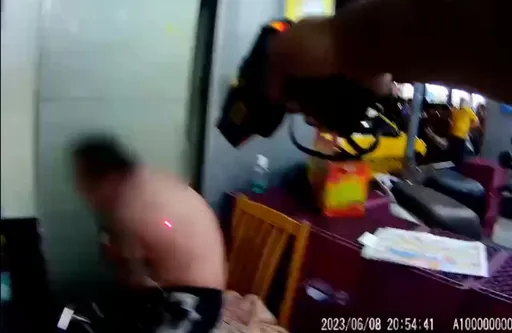 萬華醉漢路邊鬧事!還持刀這麼做 警用拋射式電擊器制伏他