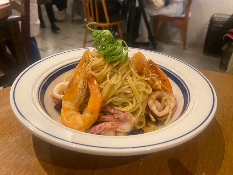 熱炒辣椒透抽鮮蝦麵以大蒜、乾辣椒爆炒三鮮珠貝、透抽與大白蝦，並加日本燒酎提香，帶著辣度卻洋溢鮮美海味。陳揚盛攝