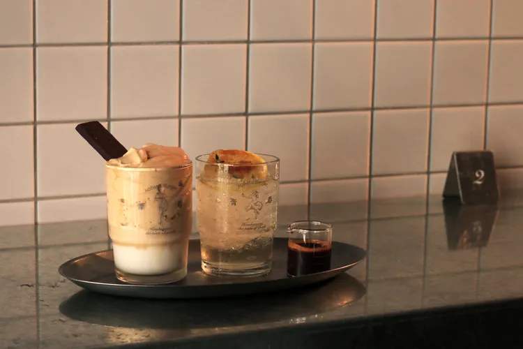 青春舞曲對杯甜飲獨家配方咖啡，加入手打鮮奶油咖啡慕斯與黃檸檬咖啡清冰，前者猶如甜點；後者如檸檬咖啡，適合兩人飲用。青春漢堡提供