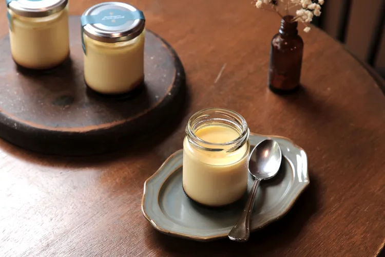 手工原味焦糖布丁(台北限定) 選用大溪地香草莢與新鮮牧場直送雞蛋、國產牛乳製作，以瓶裝呈現，方便外帶。青春漢堡提供