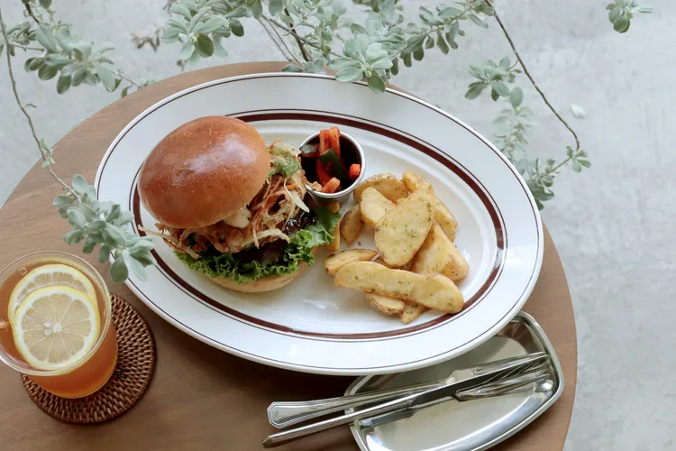 手工珠貝天婦羅牛肉堡層疊北海道小珠貝野菜天婦羅、牛肉漢堡排、日式黑胡椒甜醬等，肉汁豐美，食感豐富。青春漢堡提供