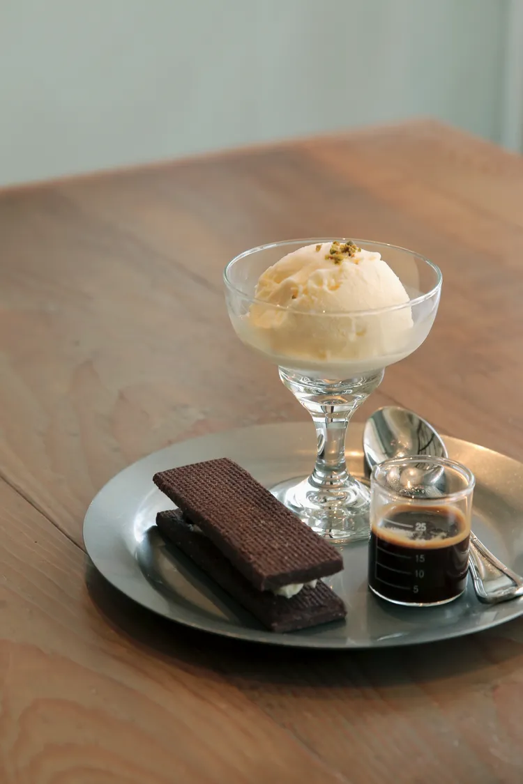 阿法奇朵與蘭姆葡萄巧克力餅以獨家配方咖啡搭配冰淇淋，享用時可搭蘭姆葡萄巧克力餅，是大人系甜點。青春漢堡提供