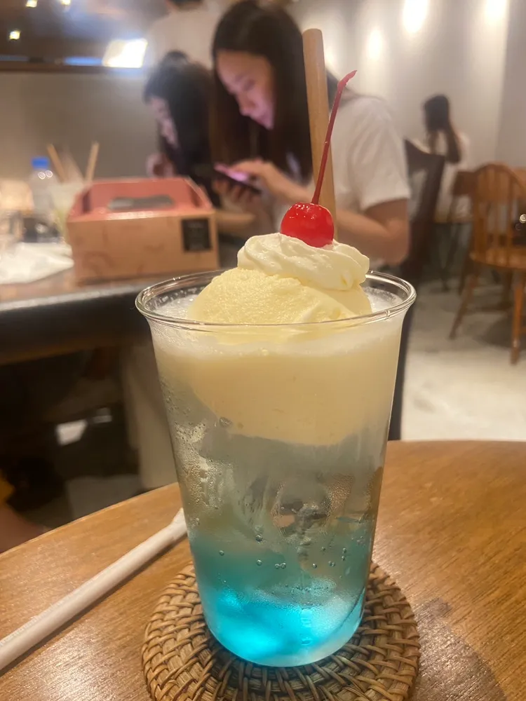 喫茶風冰淇淋蘇打(台北限定) 是九零年代日本喫茶店最受歡迎的冰淇淋汽水款式之一。陳揚盛攝