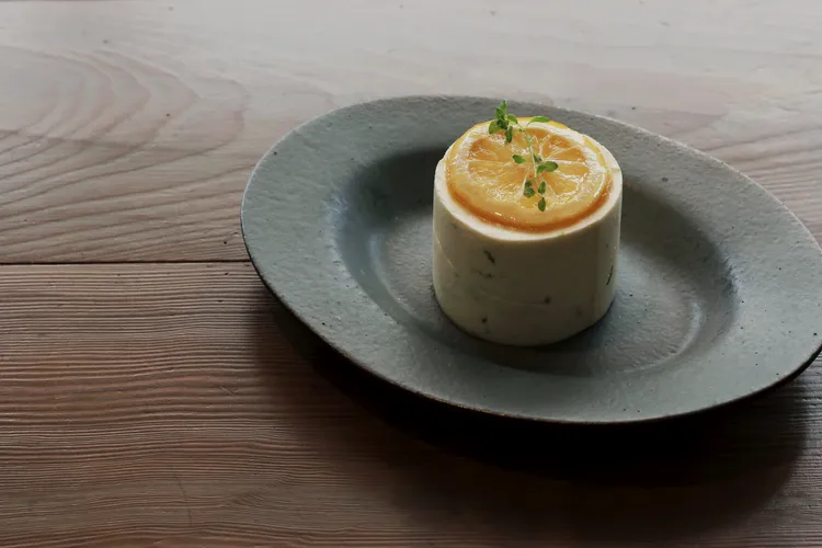 糖漬黃檸檬白乳酪蛋糕選用丹麥乳酪、日本上白糖、台灣自產的檸檬製作，酸甜清新。青春漢堡提供